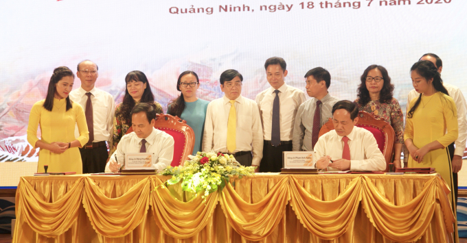 Lễ ký kết phát hành bộ tem 'Chiến thắng Bạch Đằng' giữa Bộ TT-TT và lãnh đạo UBND tỉnh Quảng Ninh. Ảnh: Anh Thắng