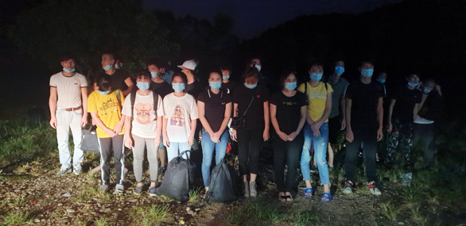Nhóm 29 công dân Việt Nam bị bắt giữ vào lúc 18h00 ngày 30/7 tại xã Bắc Sơn, TP. Móng Cái (Quảng Ninh). Ảnh: Anh Thắng.