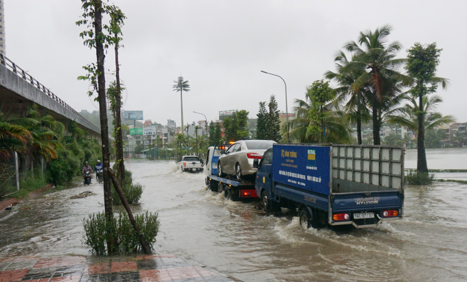 Khu vực hồ điều hòa Yết Kiêu, TP Hạ Long bị ngập cục bộ do mưa lớn. Ảnh: QMG.