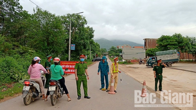 Lực lượng chức năng làm nhiệm vụ tại chốt kiểm dịch thuộc địa phận xã Yên Định (Sơn Động). Ảnh: Báo Bắc Giang.