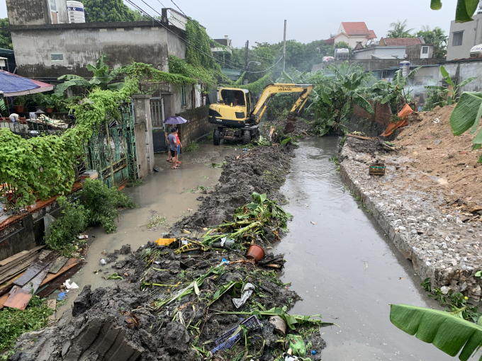 Khu vực Bãi Muối (P Hà Khánh, TP Hạ Long - Quảng Ninh) đang tiến hành khắc phục hậu quả do mưa lớn. Ảnh: Anh Thắng.