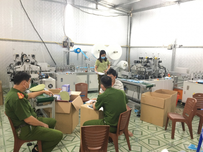 Đội QLTT số 5 và công an phường Hồng Hà kiểm tra cơ sở sản xuất khẩu trang của gia đình bà Chín tại tổ 3, Khu phố 6, Phường Hà Tu, TP Hạ Long. Ảnh: Dương - Phương.