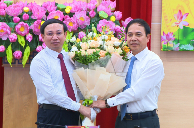 Đồng chí Nguyễn Xuân Ký, Bí thư Tỉnh ủy, Chủ tịch HĐND tỉnh, tặng hoa, chúc sức khỏe đồng chí Đặng Huy Hậu. Ảnh: QMG.