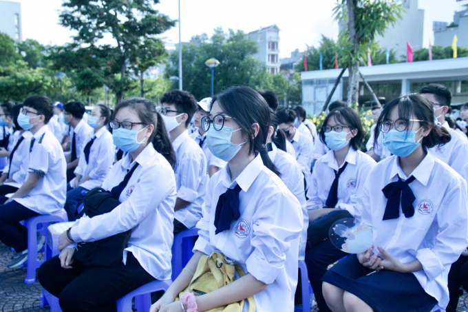 Các em học sinh trường THPT chuyên Hạ Long chấp hành việc đeo khẩu trang tham dự lễ khai giảng năm học 2020-2021. Ảnh: Anh Thắng.