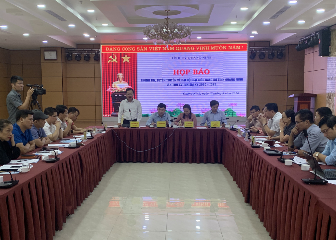Lãnh đạo UBND, tỉnh ủy Quảng Ninh phát biểu tại buổi họp báo. Ảnh: Anh Thắng.