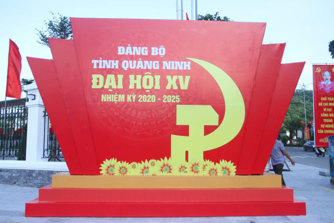 Mô hình chào mừng đại hội Đảng bộ tỉnh Quảng Ninh được đặt tại Trung tâm hội nghị.