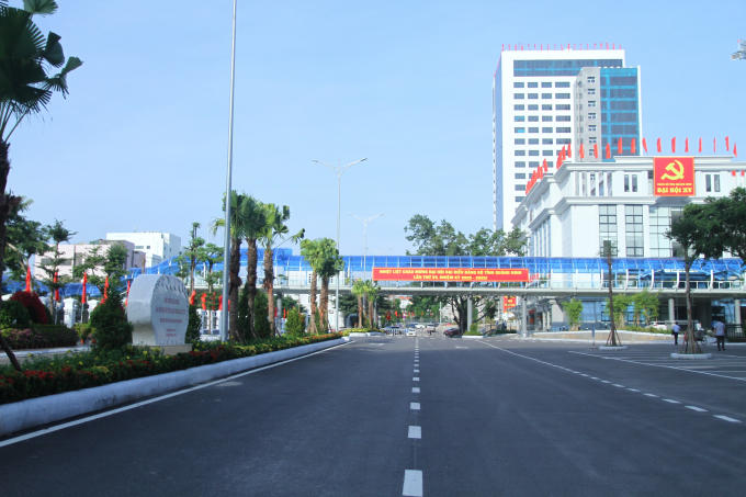 Nhằm nâng cao chất lượng phục vụ hành chính, tỉnh Quảng Ninh đã dành nguồn lực đầu tư hạ tầng đồng bộ, hiện đại cho 'Cụm công trình Trung tâm hành chính '. Đây cũng là 1 trong 10 công trình được lựa chọn gắn biển chào mừng Đại hội Đảng bộ tỉnh Quảng Ninh lần thứ XV.