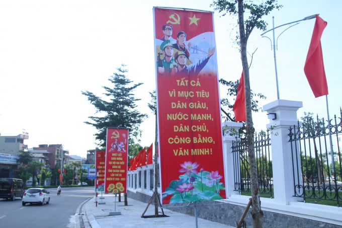 Khắp các tuyến đường trong khu vực tỉnh Quảng Ninh được trang hoàng bằng sắc đỏ của cờ và khẩu hiệu, tạo nên không khí sôi động hơn so với ngày thường.