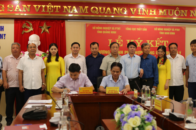 Lãnh đạo Sở NN-PTNT tỉnh Quảng Ninh và Ninh Bình thực hiện ký kết hợp tác. Ảnh: Anh Thắng.