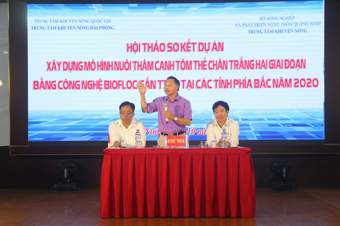 Ông Kim Văn Tiêu, Phó Giám đốc Trung tâm Khuyến nông Quốc gia (ở giữa) đưa ra đánh giá, phân tích về mô hình nuôi tôm thâm canh hai giai đoạn bằng công nghệ biofloc gắn với tiêu thị sản phẩm tại các tỉnh phía Bắc năm 2020. Ảnh: Bùi Hữu Sơn 