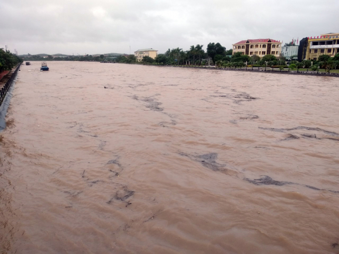 Mưa lớn khiến nước lũ trên sông Hà Cối (Hải Hà) dâng cao. Ảnh: Hữu Việt (QMG).