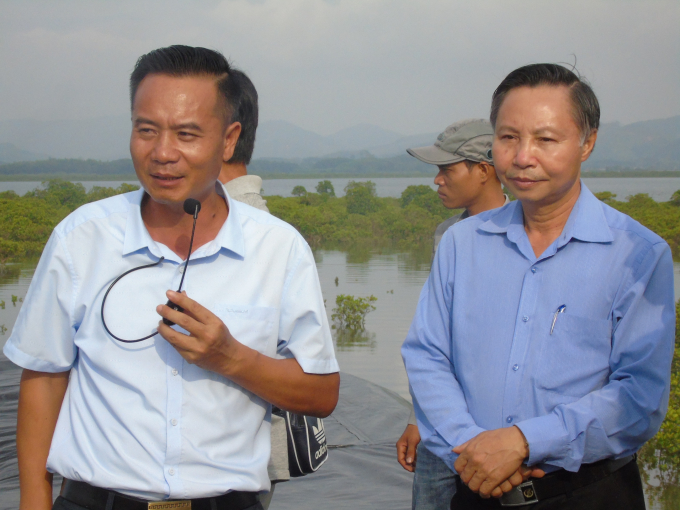 Anh Vũ Đình Quyến (bên trái) đang trình bày về hiệu quả của công nghệ nuôi thâm canh tôm thẻ chân trắng hai giai đoạn theo công nghệ Biofloc cho Phó giám đốc Trung tâm Khuyến nông Quốc gia, ông Kim Văn Tiêu (bên phải). Ảnh: Anh Thắng.