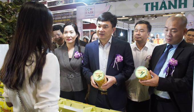 Lãnh đạo tỉnh Quảng Ninh đến thăm các gian hàng tham gia hội chợ OCOP 2020. Ảnh: Anh Thắng. 