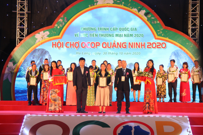 Lãnh đạo tỉnh Quảng Ninh và Cục xúc tiến Thương mại (Bộ Công Thương) trao giấy chứng nhận cho các doanh nghiệp có sản phẩm OCOP đạt 4 sao. Ảnh: Anh Thắng.