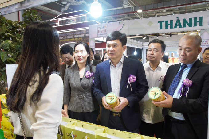 Lãnh đạo tỉnh Quảng Ninh thăm hỏi hoạt động giao thương tại các gian hàng OCOP được hội chợ tổ chức vào tháng 10/2020. Ảnh: Anh Thắng.