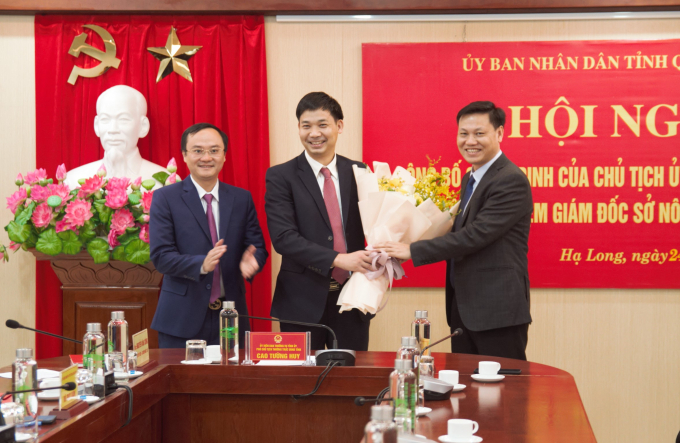 Tập thể ban lãnh đạo Sở NN-PTNT tặng hoa, chúc mừng ông Nguyễn Văn Công (ở giữa) giữ chứ vụ Giám đốc Sở. Ảnh: Anh Thắng.