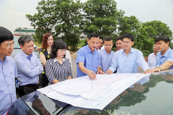 Lãnh đạo tỉnh Quảng Ninh cùng với TP Móng Cái kiểm tra, giải quyết khó khăn vướng mắc cho doanh nghiệp. Ảnh: CTV.