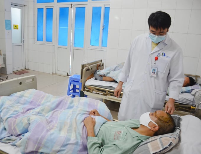 Bệnh nhân Lê Đức B. (phường Bãi Cháy, TP Hạ Long, tỉnh Quảng Ninh) nhập viện trong tình trạng hôn mê, mất máu nhiều, vỡ hộp sọ và lóc phức tạp da đầu. Ảnh: QMG.