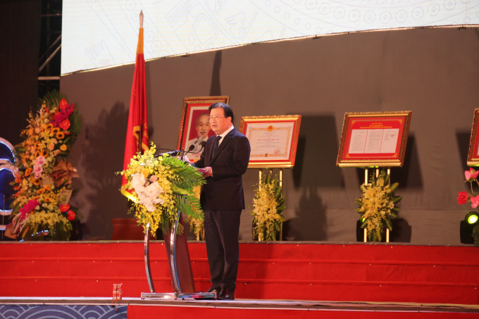 Phó Thủ tướng Chính phủ Trịnh Đình Dũng chúc mừng và biểu dương những thành tựu mà Đảng bộ, chính quyền, quân và nhân dân TX Quảng Yên (Quảng Ninh) đã đạt được trong thời gian qua. Ảnh: Anh Thắng.