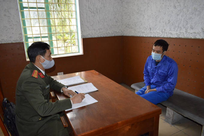 Cơ quan điều tra lấy lời khai đối tượng trong đường dây tổ chức đưa người nhập cảnh trái phép vào Việt Nam. Ảnh: CATQN.