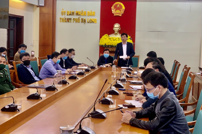 Chính quyền tỉnh Quảng Ninh họp khẩn trong đêm ngày 27/1 về công tác phun khử khuẩn, rà soát lịch trình của BN 1553. Ảnh: Thùy Dương.