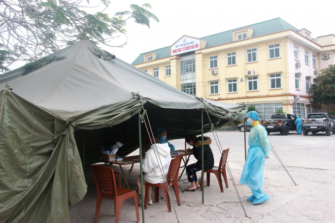 Trung tâm Y tế huyện Vân Đồn (Quảng Ninh) duy trì hoạt động khám, chữa bệnh với các biện pháp phòng, chống dịch Covid-19 chặt chẽ. Ảnh: CTV. 