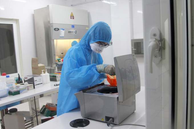 Nhân viên Bệnh viện Đa khoa tỉnh Quảng Ninh đang thực hiện xét nghiệm các mẫu bệnh phẩm. Ảnh: CTV.