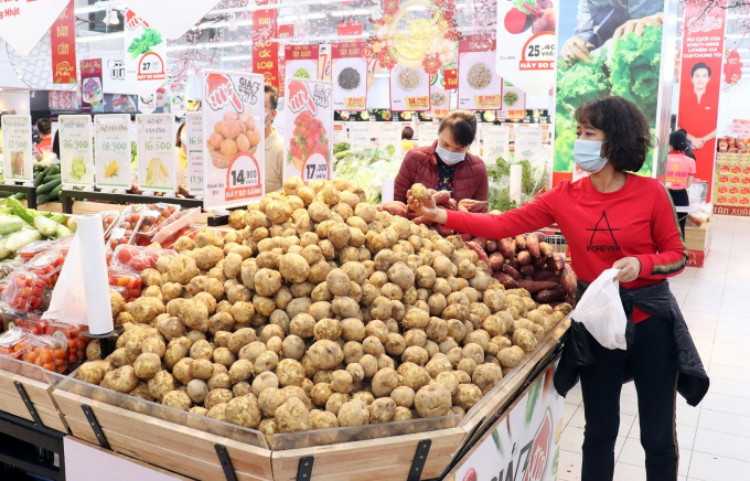 Khoai tây của nông dân Đông Triều đến tận tay người tiêu dùng TP Hạ Long, thông qua các kênh phân phối lớn vào đêm 31/1. Ảnh: Minh Hà.