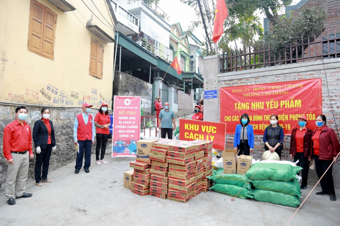 Hội Chữ thập đỏ TP Hạ Long (Quảng Ninh) tặng quà cho các hộ dân khu vực cách ly phường Cao Thắng. Ảnh: Hồng Phương