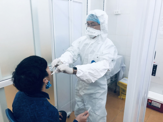Cán bộ, nhân viên Trung tâm Kiểm soát Bệnh tật (CDC) Quảng Ninh thực hiện lấy mẫu xét nghiệm sàng lọc SARS-CoV-2. Ảnh: CDC Quảng Ninh.