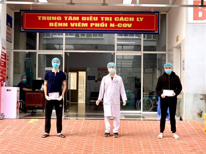 Các bệnh nhân được công bố khỏi bệnh tại Bệnh viện số 2. Ảnh: Nguyễn Hoa.