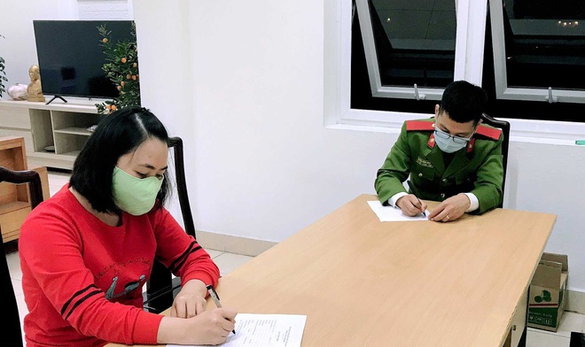 Công an huyện Vân Đồn (Quảng Ninh) lập biên bản xử phạt vi phạm hành chính mỗi người 25 triệu đồng. Ảnh: CTV.