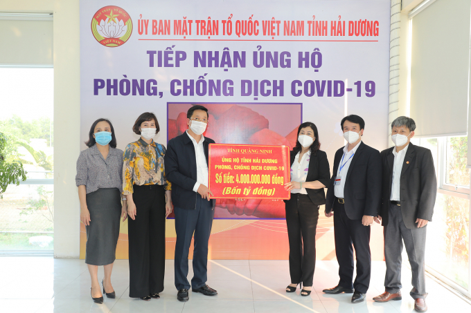 Tỉnh Quảng Ninh trao số tiền 4 tỷ đồng ủng hộ Hải Dương phòng, chống dịch Covid-19. Ảnh: Đỗ Phương.
