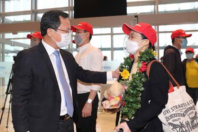 Ông Cao Tường Huy, Phó Chủ tịch Thường trực UBND tỉnh Quảng Ninh đến chúc mừng sự kiện mở lại Cảng hàng không quốc tế Vân Đồn. Ảnh: Đỗ Phương.