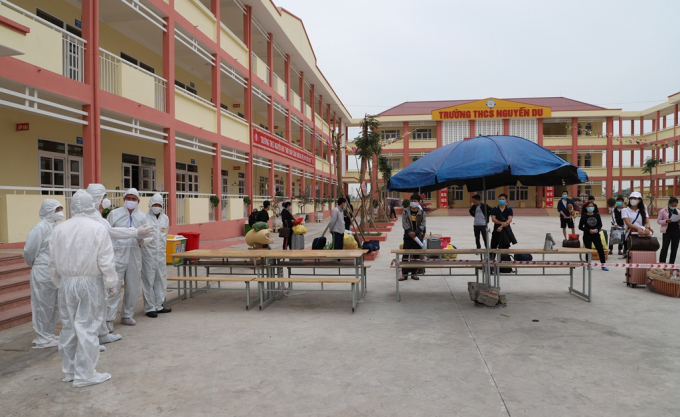 Đoàn kiểm tra quy trình công dân hoàn thành cách ly tập trung tại TX Đông Triều, Quảng Ninh về cách ly tại gia đình ngày. Ảnh: Minh Khương (CDC Quảng Ninh).