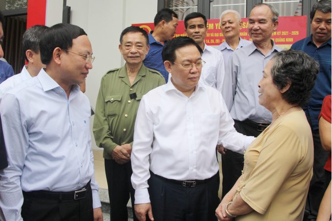 Chủ tịch Quốc hội và lãnh đạo tỉnh Quảng Ninh trò chuyện với cử tri của khu 2A và 2B, phường Hồng Hải, TP Hạ Long. Ảnh: QMG.