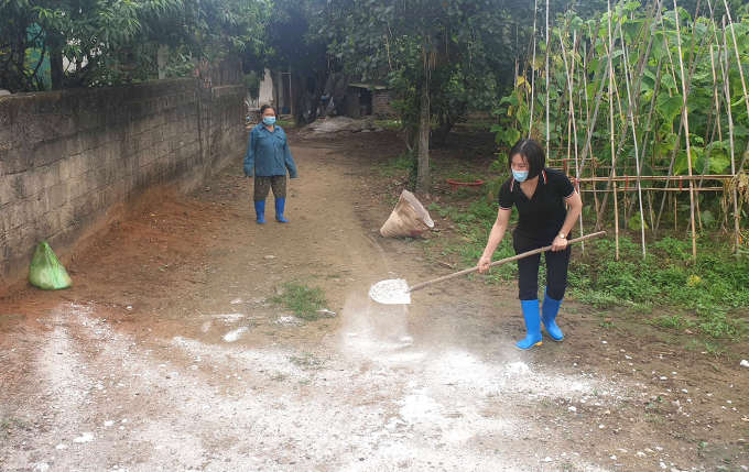 Người dân xã Bình Khê, Thị xã Đông Triều (Quảng Ninh) chủ động thực hiện các biện pháp ngăn chặn dịch bệnh lây lan. Ảnh: Anh Thắng.