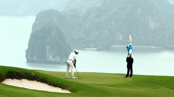 Hoạt động sân golf yêu cầu đóng cửa từ 0h ngày 15/5/2021. Ảnh: QMG.