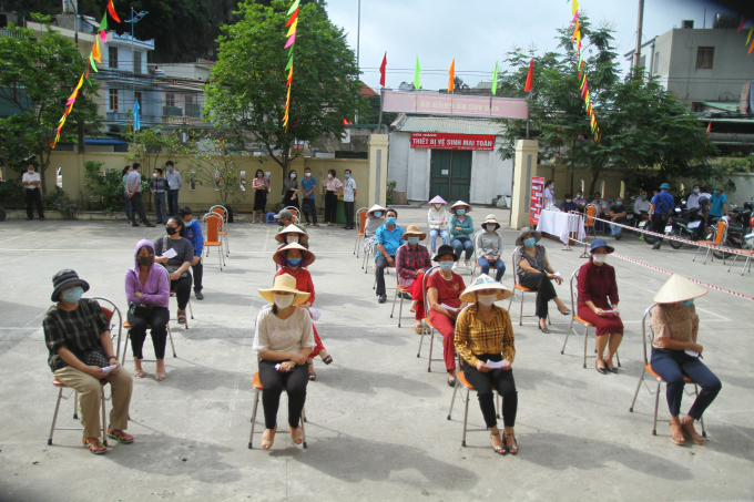 Cử tri thực hiện ngồi giãn cách theo quy định trong lúc chờ đến lượt vào bỏ phiếu. Ảnh: Anh Thắng.