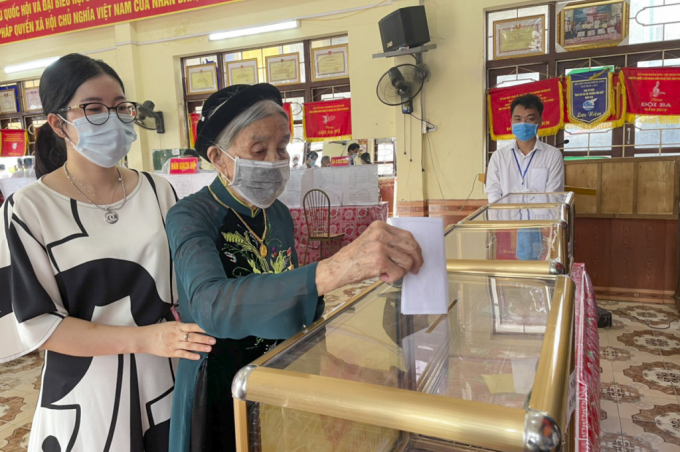 Mẹ Việt Nam anh hùng Hoàng Thị Lại, 96 tuổi, khu 10, phường Hoành Bồ, TP Hạ Long (Quảng Ninh) thực hiện lần bỏ phiếu thứ 15 bầu đại biểu Quốc hội và HĐND các cấp.