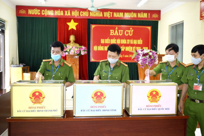 Ban giám thị Trại tạm giam Công an tỉnh Quảng Ninh bỏ phiếu.