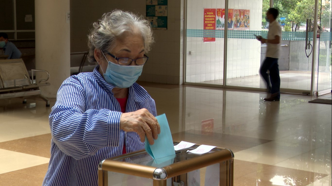 Một bệnh nhân khác là đối tượng người cao tuổi thực hiện bầu cử trong khuôn viên bệnh viện. 