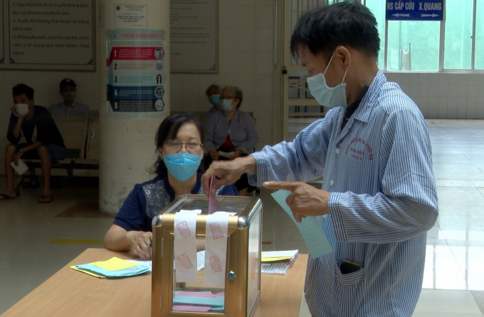 Bệnh nhân đang điều trị tại Bệnh viện Lao và Phổi tỉnh Quảng Ninh (Bệnh viện số 2) tiến hành bỏ phiếu bầu cử.