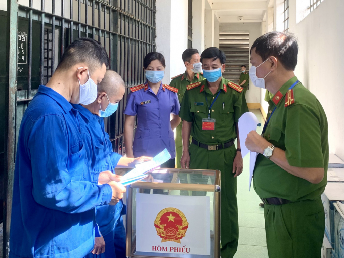Ban giám thị Trại tạm giam và đại diện VKSND tỉnh Quảng Ninh đảm bảo quyền bầu cử cho người bị tạm giữ, tạm giam.