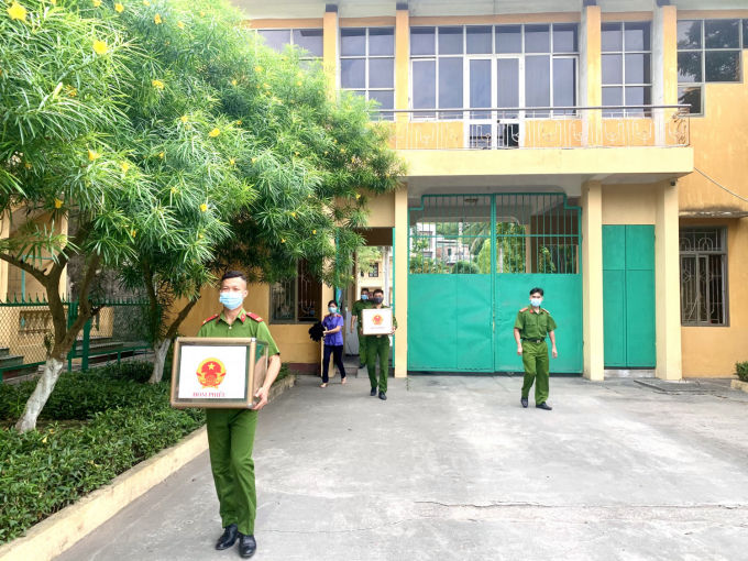 Cán bộ Trại tạm giam Công an tỉnh Quảng Ninh mang thùng phiếu vào các khu giam, buồng giam để cử tri bỏ phiếu.