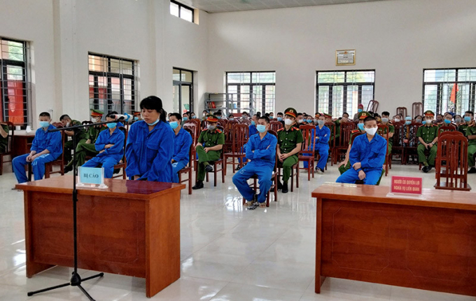 Bị cáo Nguyễn Thị Vui cùng đồng phạm trong vụ án đưa người xuất cảnh trái phép. Ảnh: CTV.
