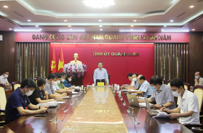 Ông Nguyễn Xuân Ký, Bí thư Tỉnh ủy, Trưởng Ban Chỉ đạo phòng chống dịch Covid-19 tỉnh Quảng Ninh, phát biểu chỉ đạo tại cuộc họp đêm ngày 24/6. Ảnh: QMG.