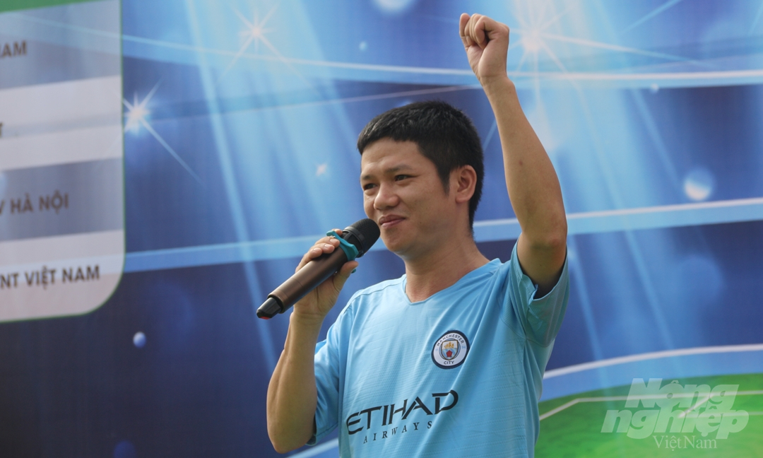 Cầu thủ Lê Công Bền, đại diện đội Báo Nông nghiệp Việt Nam, đồng thời thay mặt hơn 100 cầu thủ tham dự giải, tuyên thệ thi đấu trung thực, hết mình, và fair-play.