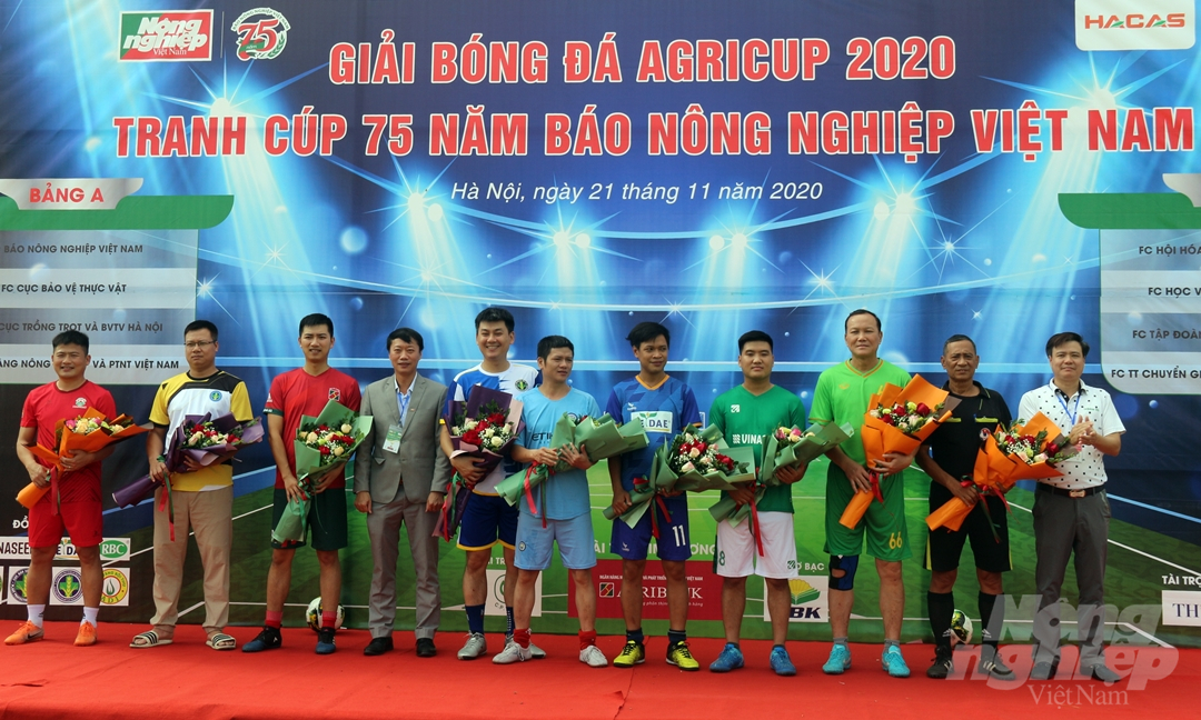 Đồng hành cùng Báo Nông nghiệp Việt Nam tại Agricup 2020 là Hội Hóa chất nông nghiệp Thành phố Hà Nội (HACAS). Cả 8 đội bóng dự giải đều đến từ các cơ quan, đơn vị trong Bộ NN-PTNT, các tổ chức, doanh nghiệp trong ngành Nông nghiệp.
