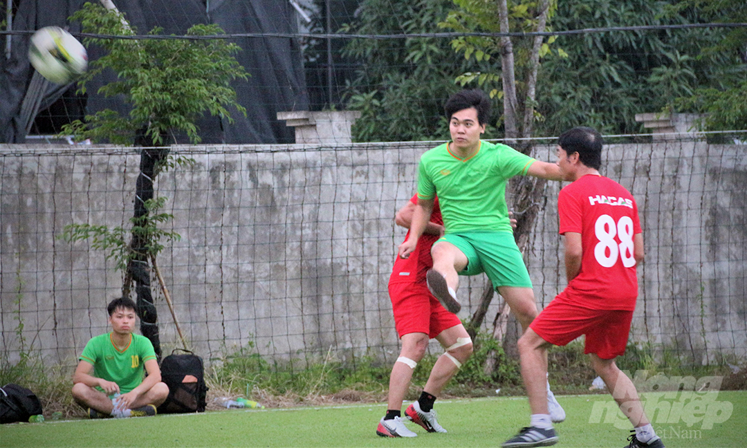 Đội Học viện Nông nghiệp Việt Nam (áo xanh) đang đứng đầu bảng B với 2 trận toàn thắng. Ảnh: Phạm Hiếu.
